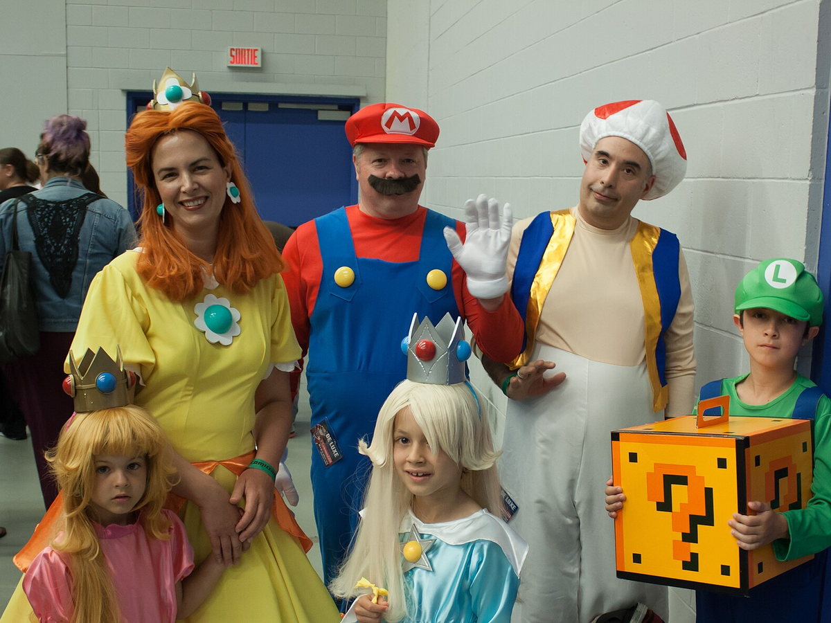 Super Mario, Princess Peach, Luigi, Toad and friends in group cosplay