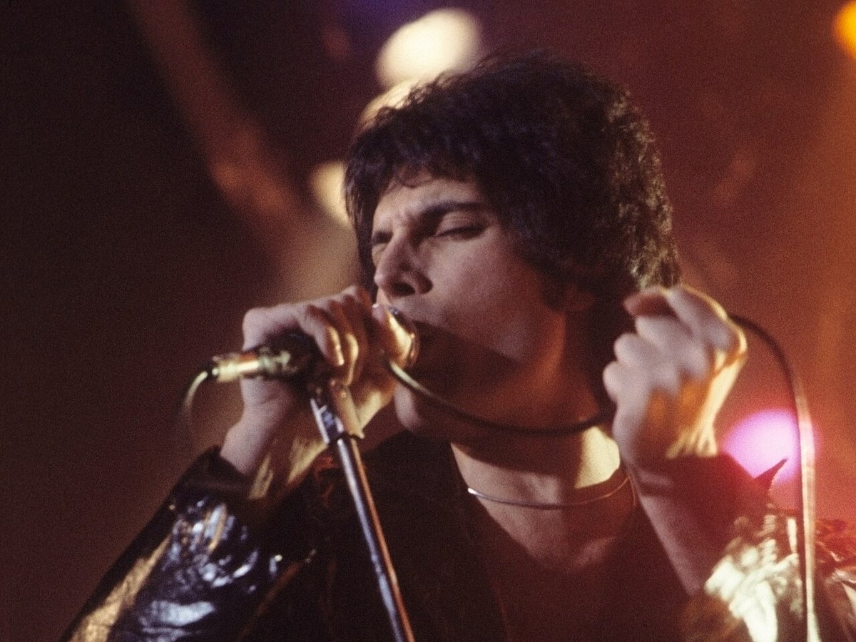Freddie Mercury performing with Queen in New Haven in 1977