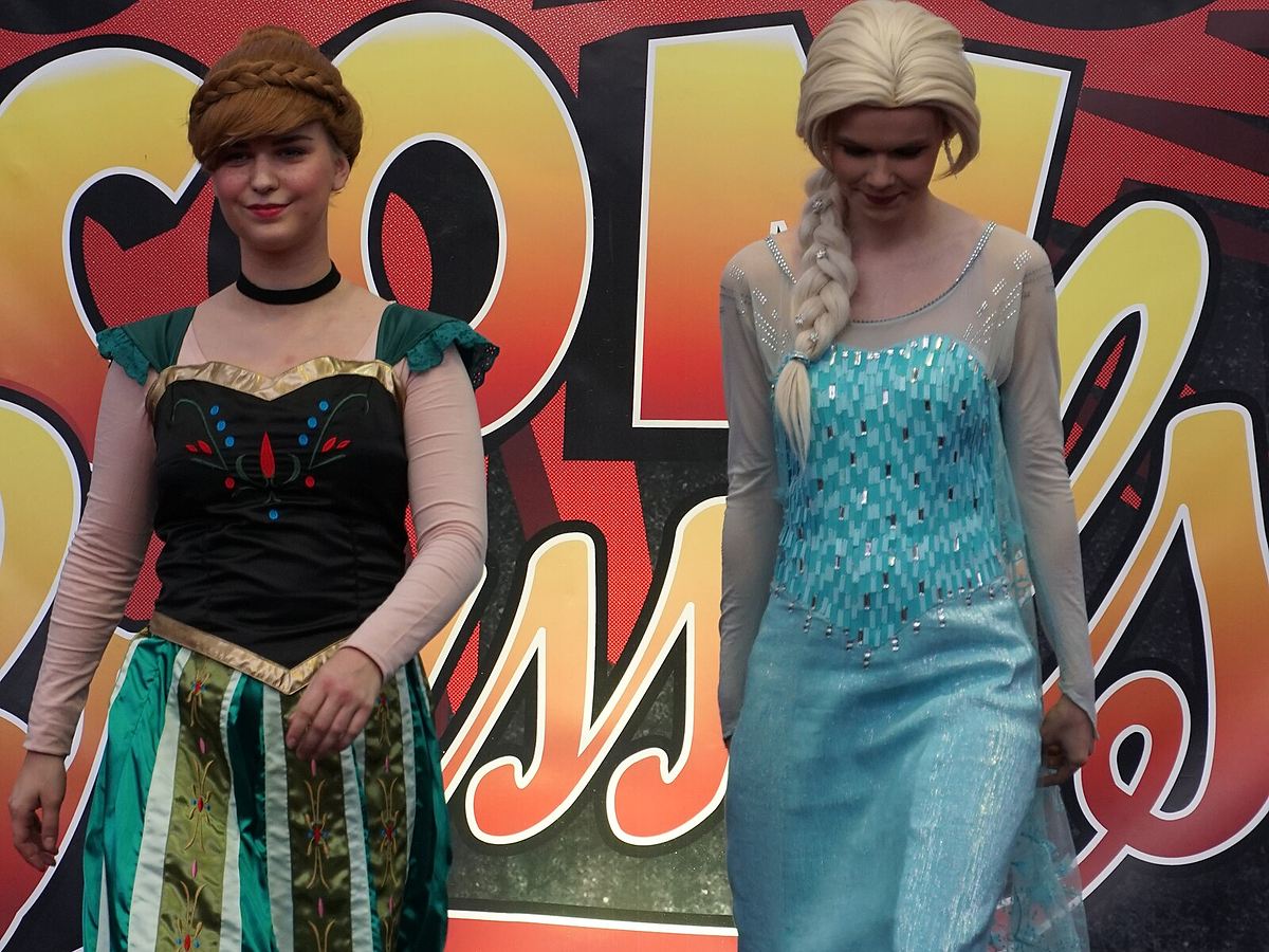 Anna and Elsa from Disney's Frozen portrayed at Brussels Comic Con