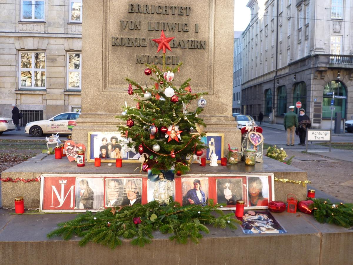 Fans' Michael Jackson memorial with photographs and flowers
