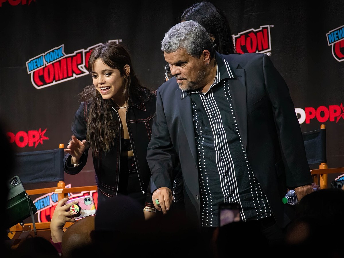 Jenna Ortega and Luis Guzman discussing Wednesday at New York Comic Con 2022