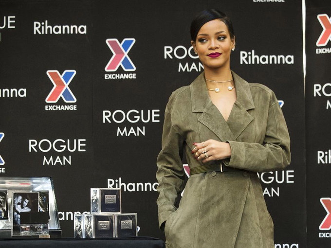 Rihanna visiting Fort Belvoir in 2014