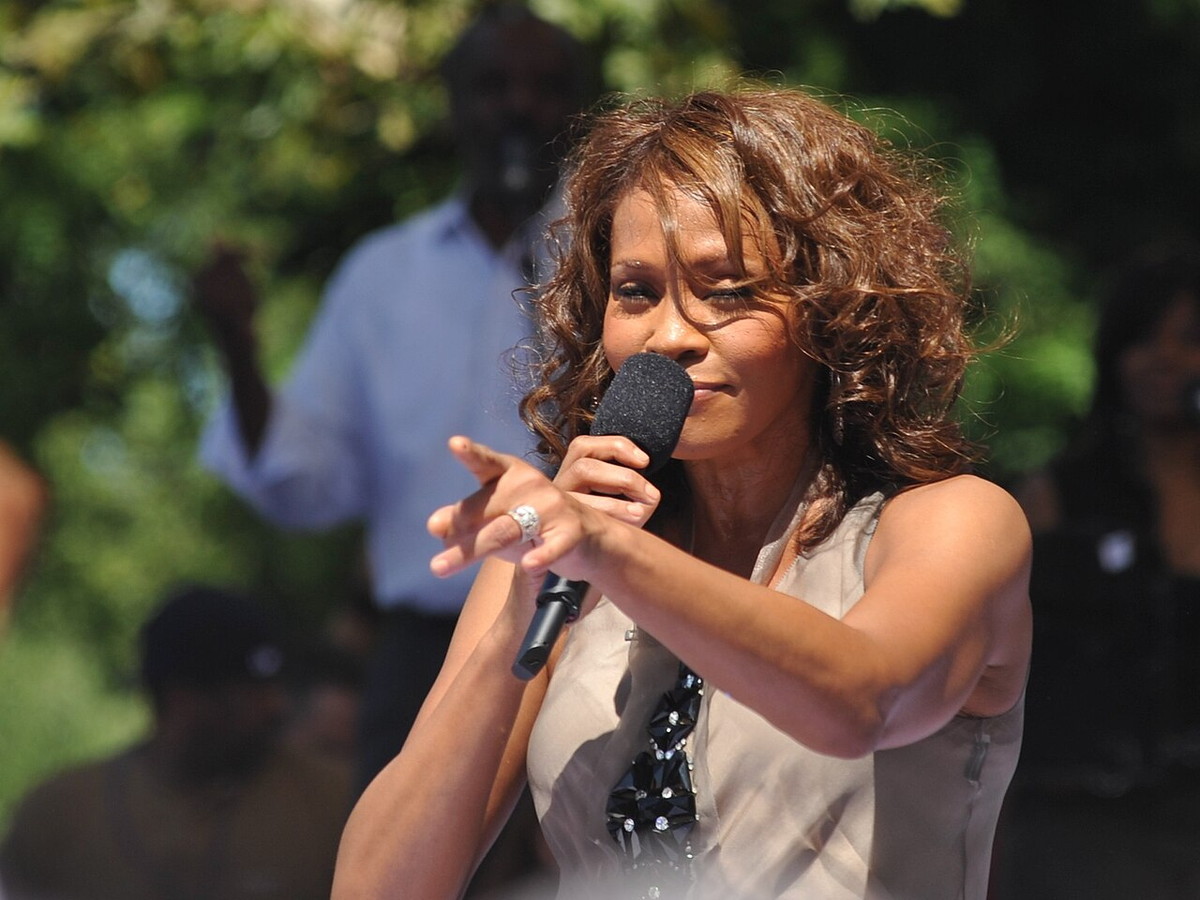 Whitney Houston performing on Good Morning America in 2009