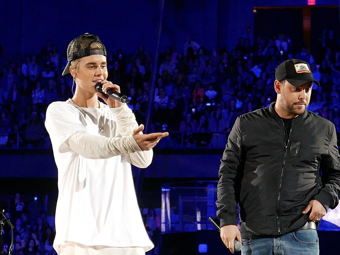 Justin Bieber appearing with Scooter Braun in Rosemont, Illinois, in 2015