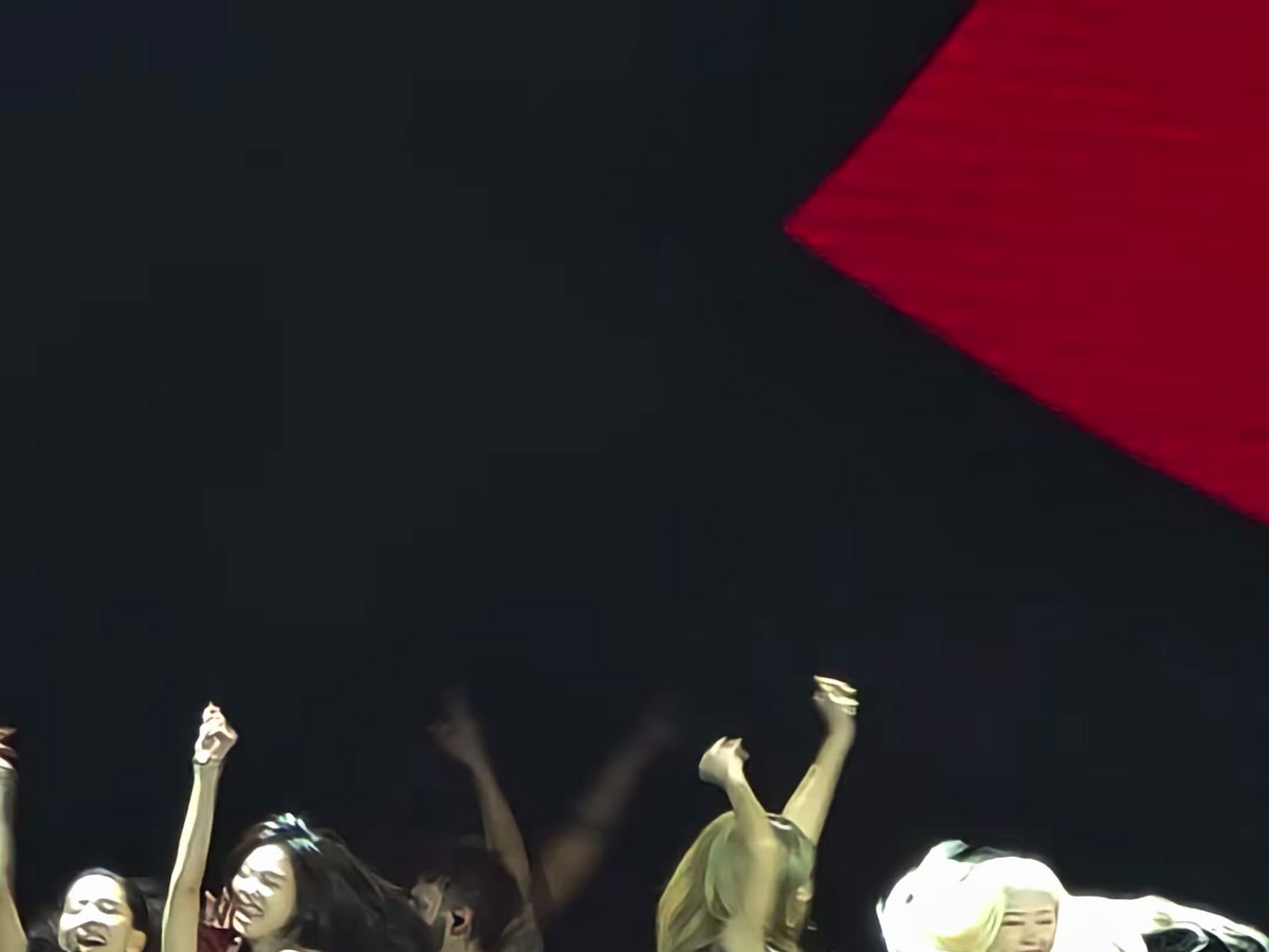 BLACKPINK performing Jump onstage in Los Angeles
