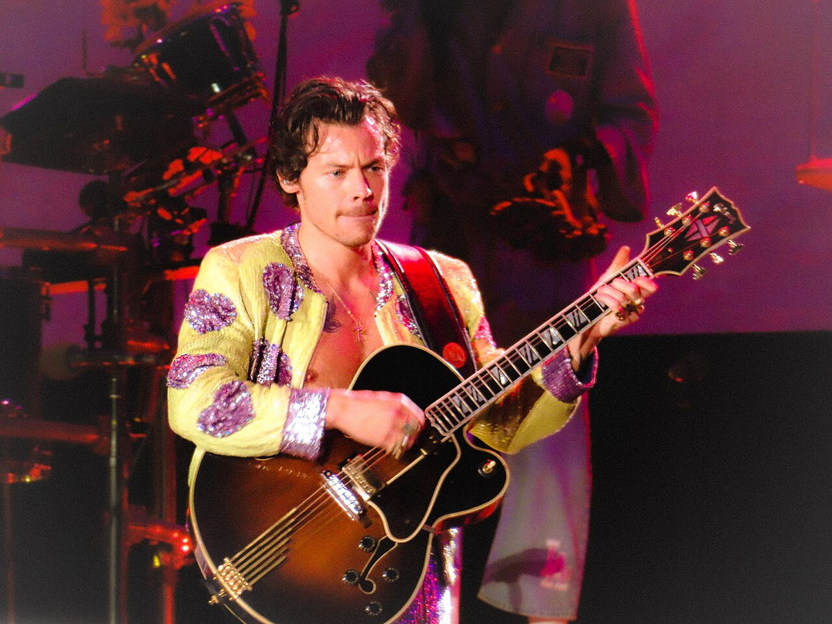 Harry Styles singing onstage at Jeunesse Arena during Love on Tour