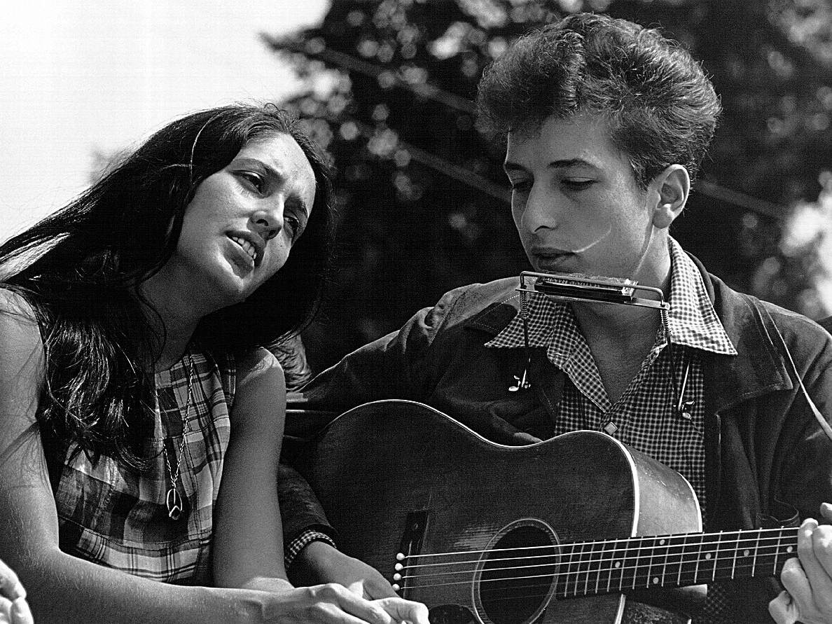 Joan Baez and Bob Dylan performing together onstage