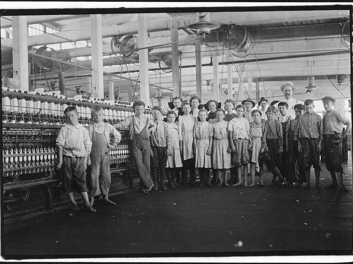 Group of child workers outside a textile mill in Yazoo City, Mississippi, in 1911