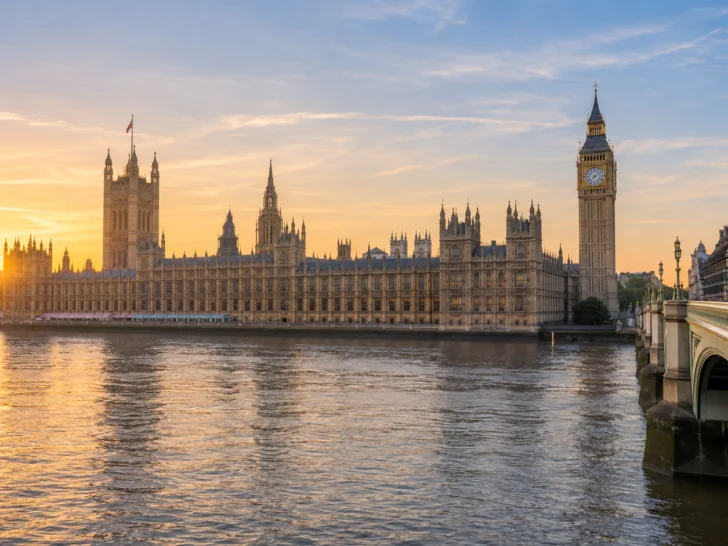 Palace of Westminster and Elizabeth Tower beside the Thames at sunrise